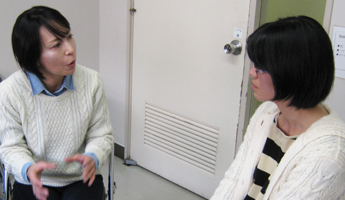 トレーニング生2人が会話をしている写真