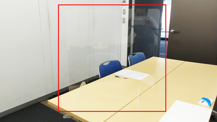 アクリルボードが設置してある写真