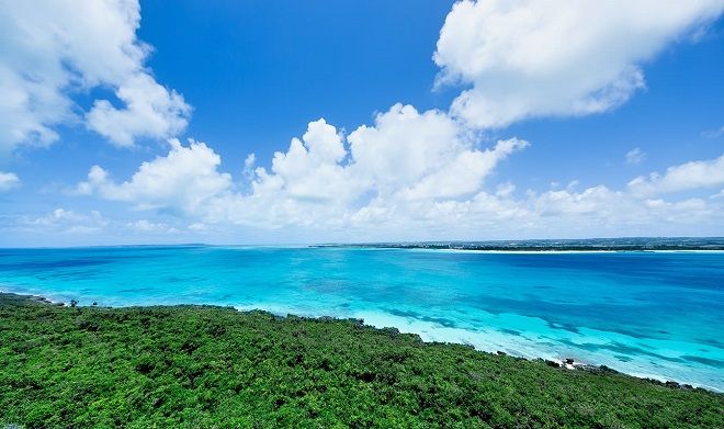 エメラルドグリーンの海と真っ青な空の写真