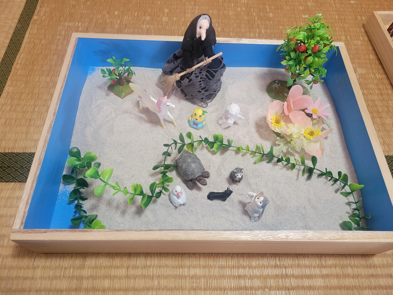 
アートセラピーに用いられる箱庭療法の作品例