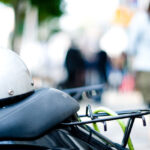 バイクの座席にヘルメットがのせてある写真