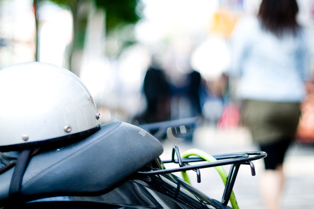 バイクの座席にヘルメットがのせてある写真