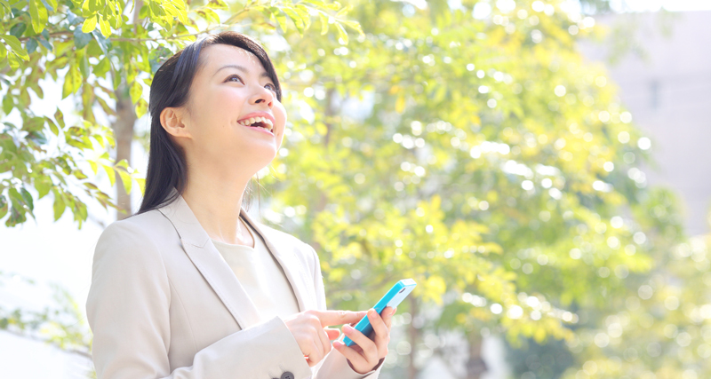 笑顔で働いている女性の写真