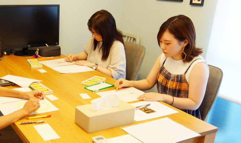 アートセラピーを行っている様子の写真