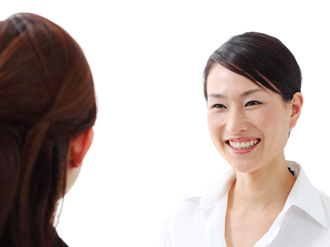 傾聴している女性の写真